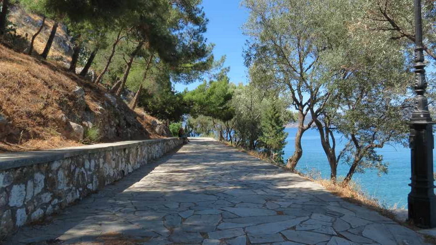  Šetalište pored plaže Arvanitia 